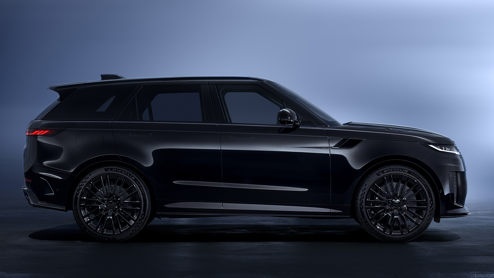 Ντεμπούτο για το κατάμαυρο Range Rover Sport SV Black